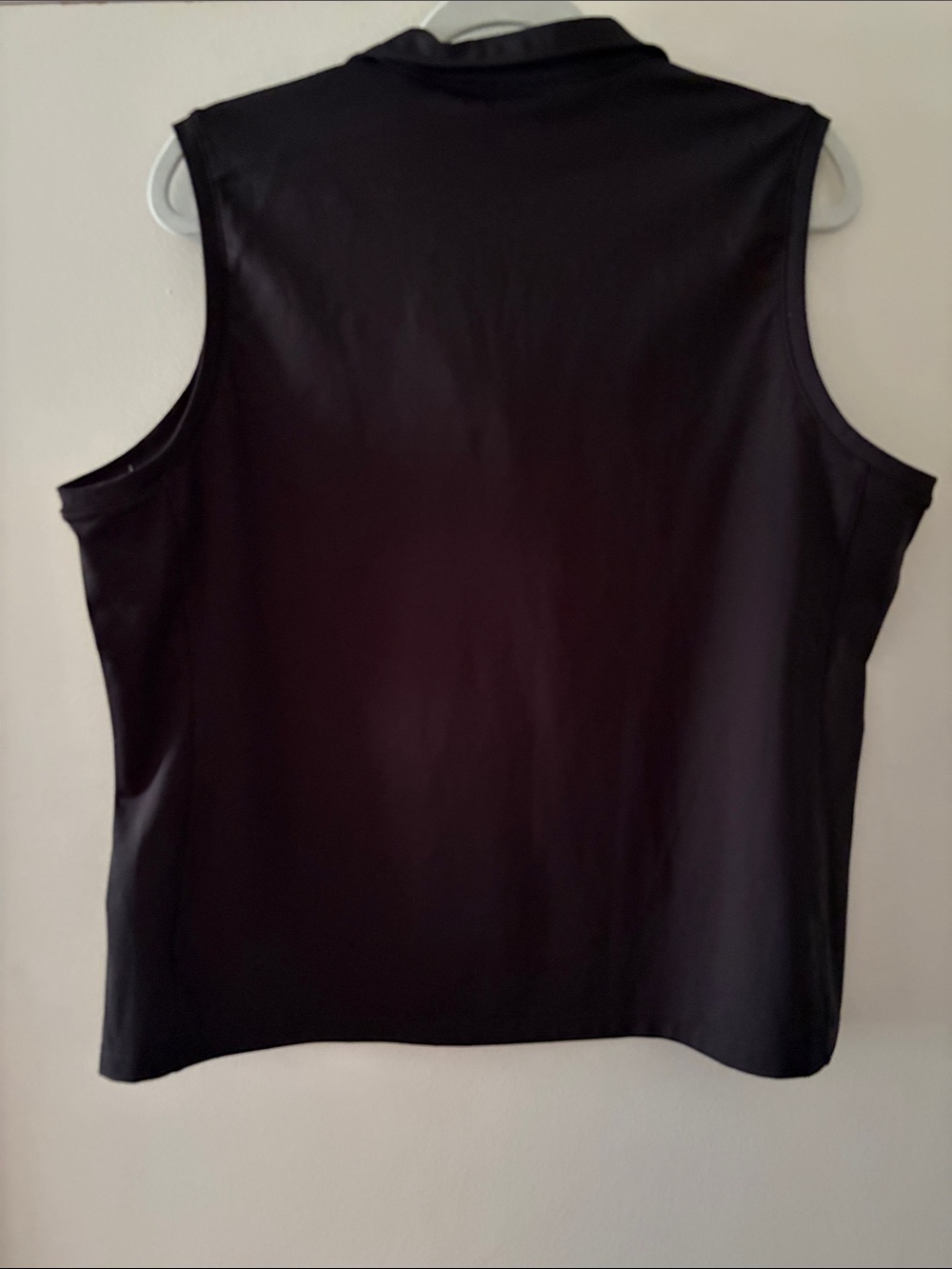 Reebok Women’s Sleeveless V-Neck Polo Top in Black - Picture 3 of 3